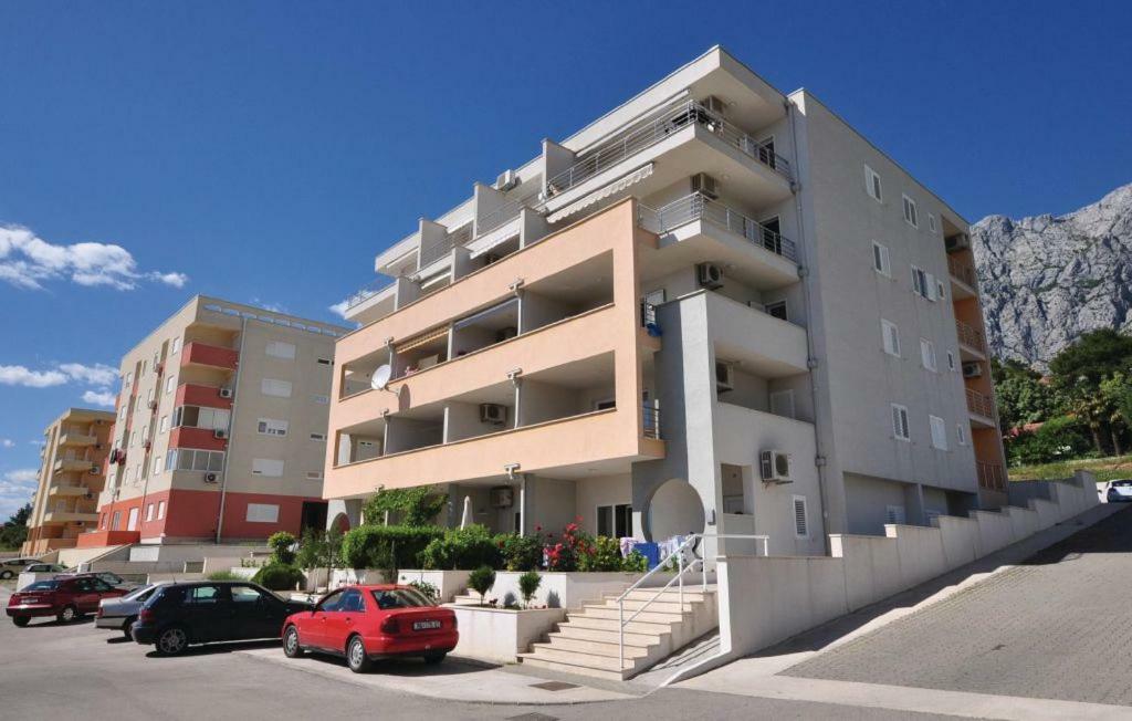 Orange Apartment *