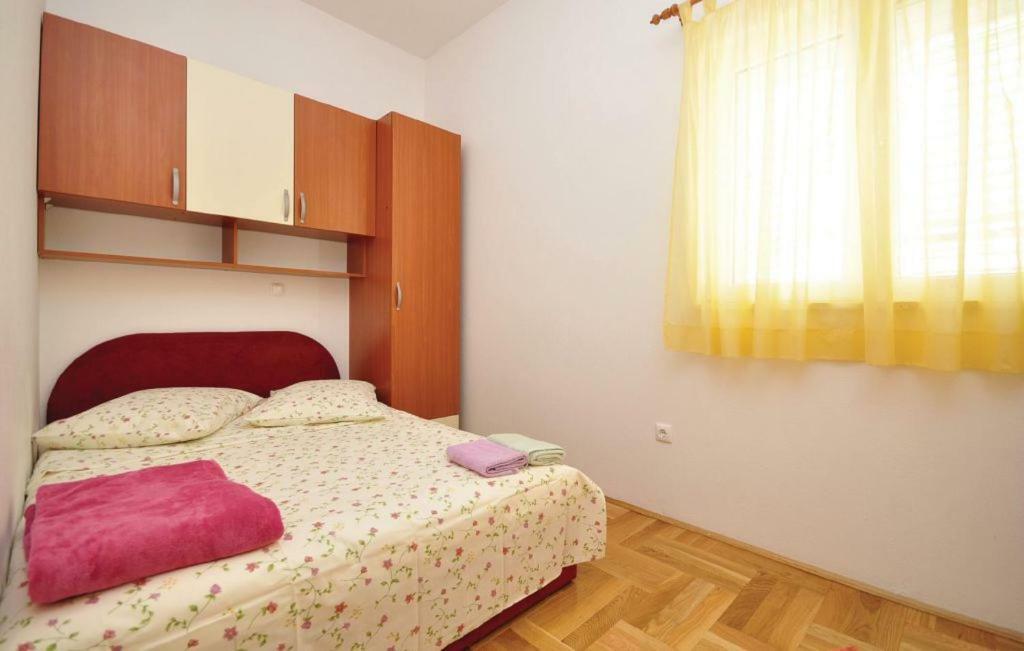 Orange Apartment *