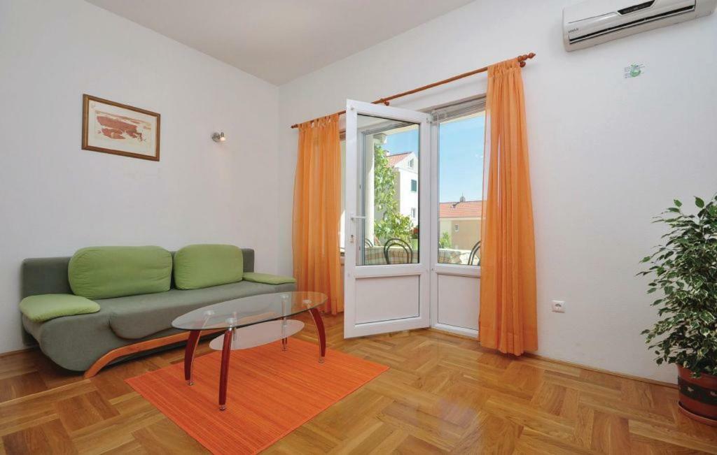 Orange Makarska